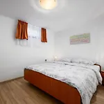 Appartement Awesome In Podpican Potpićan